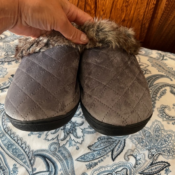 Dena Lives Ultra Soft Comfort Memory Foam Slippers, new with tag, womens 7-8 - Picture 2 of 8